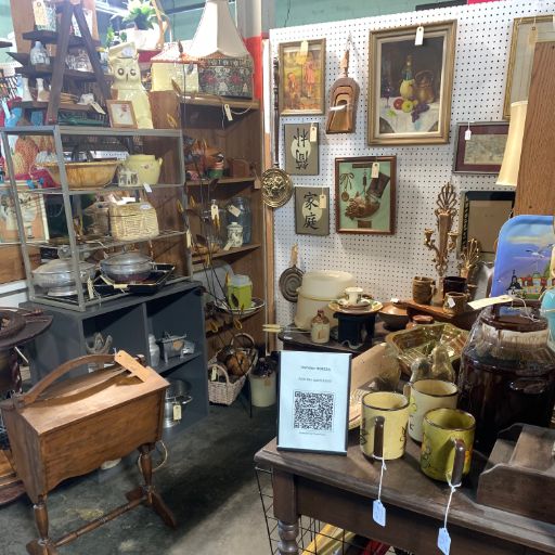 Antique and collectibles booth using Chataboom